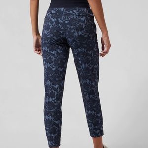 NWT Athleta Trekkie North Joggers!
